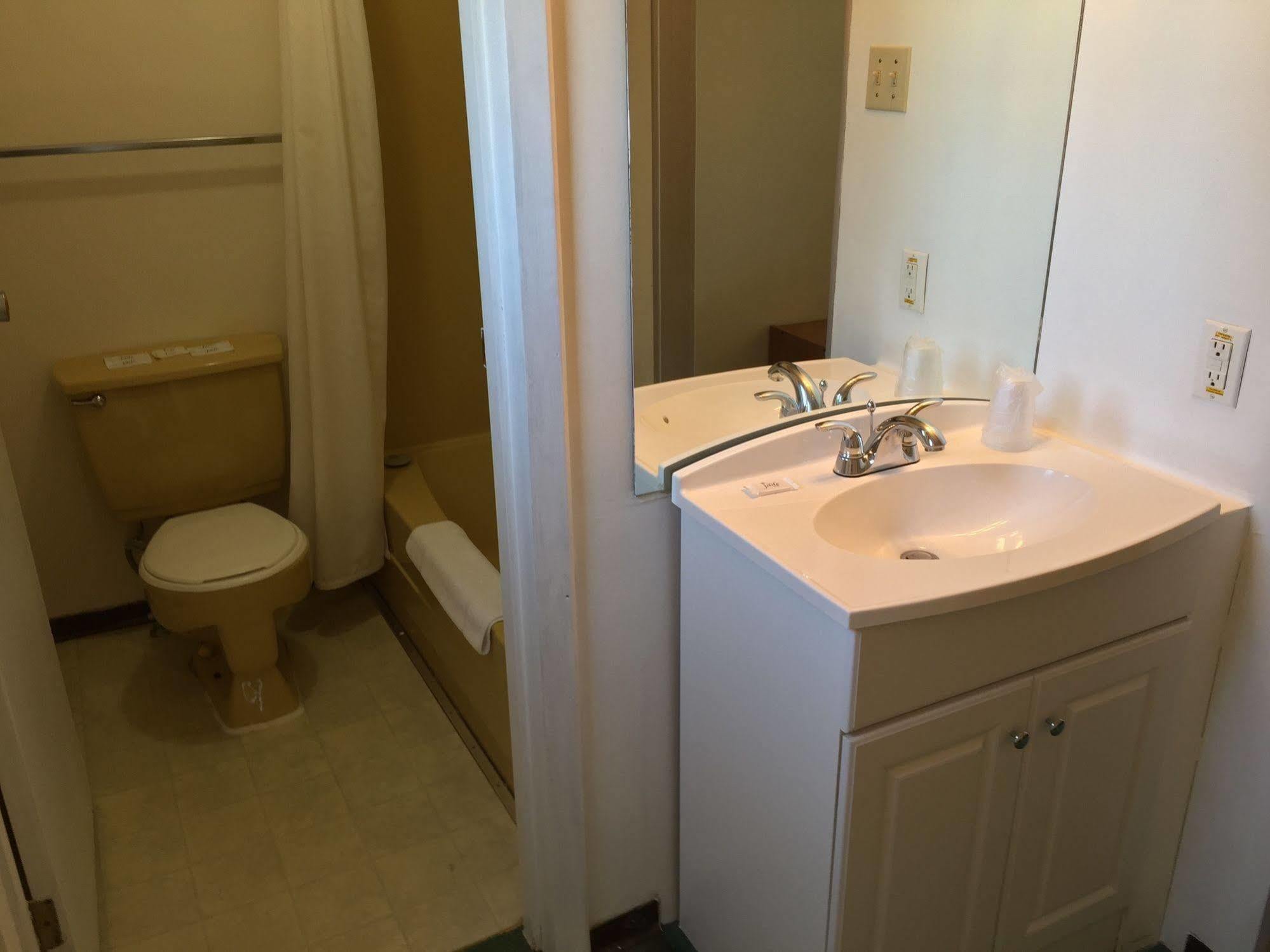 Rainbow Motel Swift Current Ngoại thất bức ảnh